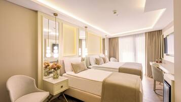 Trippelrum | Sängtillbehör av högsta kvalitet och värdeförvaringsskåp på rummet