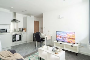 Fridge, microwave, oven, stovetop - Bright Spacious 1 Bed Central Preston Apartment (Preston)