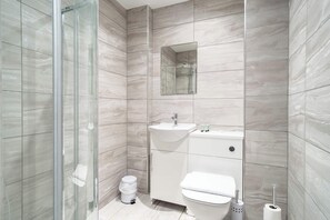 Dusj, hårføner og håndklær