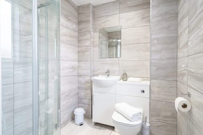 Shower, hair dryer, towels, shampoo - Bright Spacious 1 Bed Central Preston Apartment (Preston)