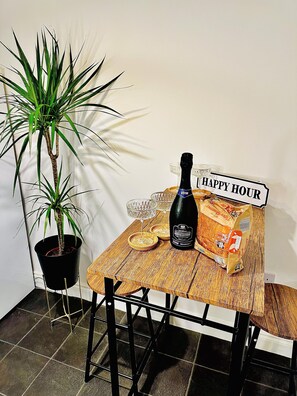 Apartment | Dining - Close to Leeds Centre - The Snug Apartment (Leeds)