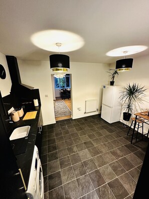 Apartamento | Cocina privada | Frigorífico, horno, placa de cocina y hervidor eléctrico