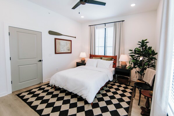 1 habitación, tabla de planchar con plancha y cuna de viaje 