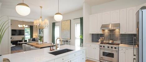 Réfrigérateur, four à micro-ondes, un four, surface de cuisson