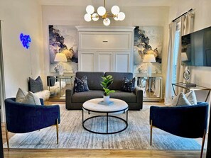 TV, offices - Walkable Group Nash Retreat (Nashville)