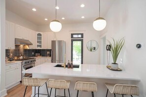 Fridge, microwave, oven, stovetop - Walkable Group Nash Retreat (Nashville)