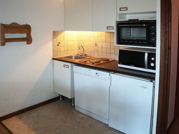 Kylskåp, mikrovågsugn, ugn och diskmaskin