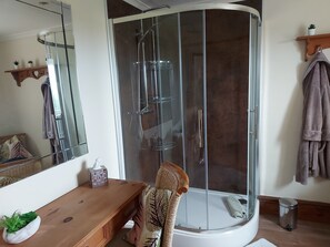 Casa de campo | Baño | Ducha, artículos de higiene personal gratuitos y secador de pelo