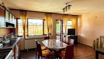 Oven, cookware/dishes/utensils