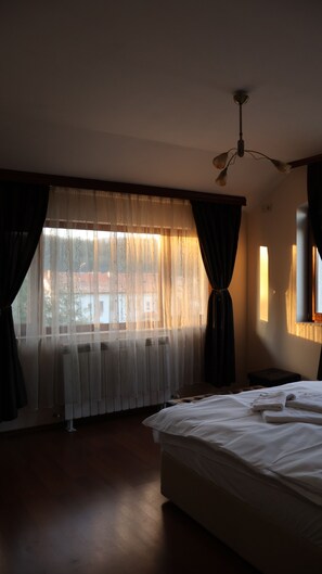 2 bedrooms, iron/ironing board, travel cot, WiFi