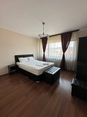 2 habitaciones, tabla de planchar con plancha, cuna de viaje y wifi 