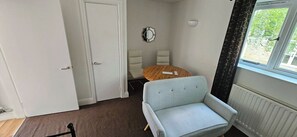 Standard Cottage | Ruang tamu | 32 inci televisyen dengan kabel