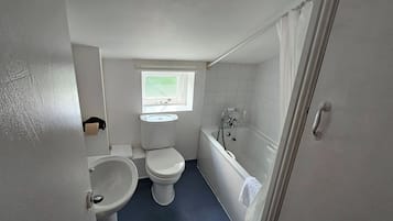 Standard-mökki | Kylpyhuone | Pyyhkeet, vessapaperi