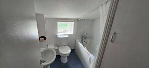 Standard Cottage | Bathroom | Towels, toilet paper