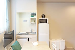 A, Non Smoking | Private kitchen