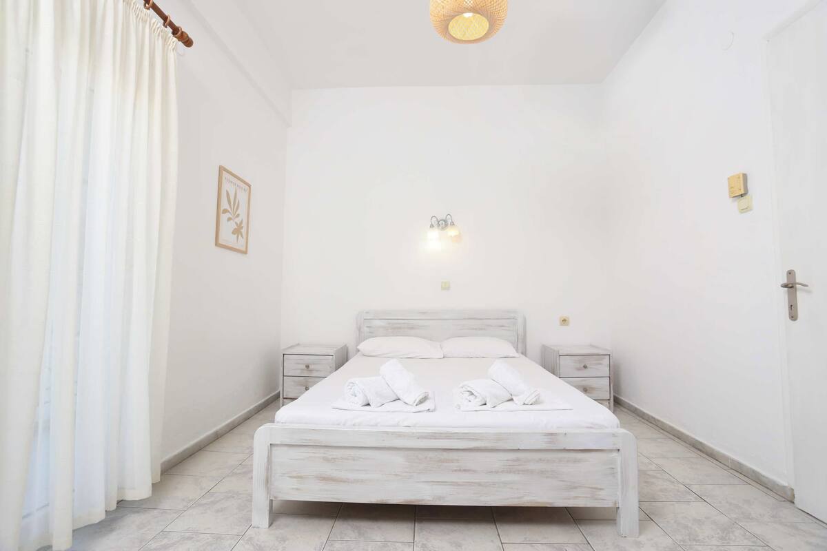 2 bedrooms, in-room safe, iron/ironing board, free WiFi