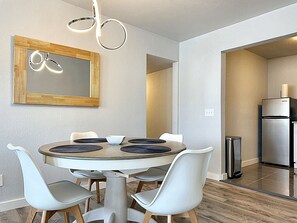 House | 2 bedrooms - Vintage Vibes Modern Comfort 2BR for 6 Guests (Oklahoma City)