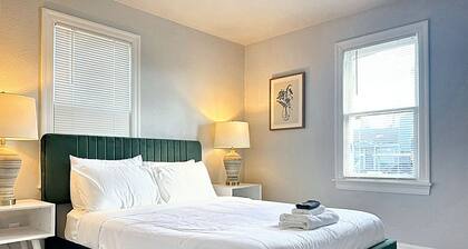 Vintage Vibes Modern Comfort 2BR for 6 Guests