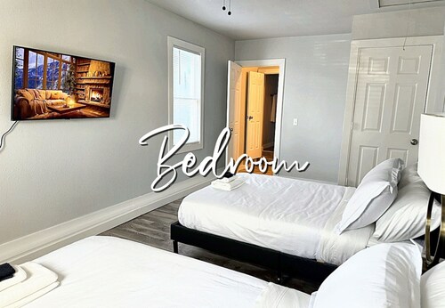 Vintage Vibes Modern Comfort 2BR for 6 Guests