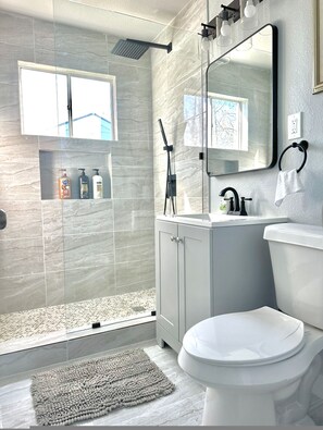 2 bedrooms - Vintage Vibes Modern Comfort 2BR for 6 Guests (Oklahoma City)