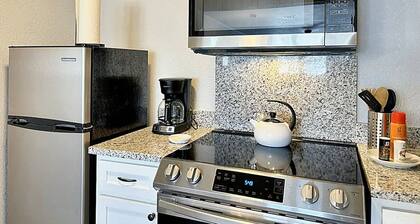 Vintage Vibes Modern Comfort 2BR for 6 Guests