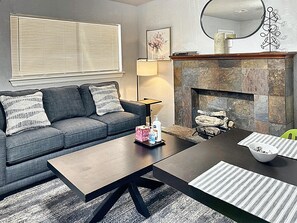 1 bedroom - Stunning Winter Getaway Studio Rainfall Shower (Oklahoma City)