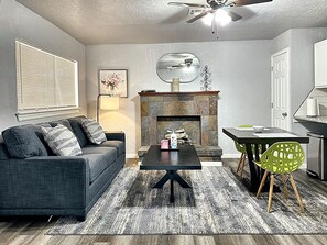 Apartment | 1 bedroom - Stunning Winter Getaway Studio Rainfall Shower (Oklahoma City)