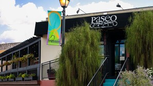 Rakennuksessa on kyltti, jossa lukee Paseo Grill.