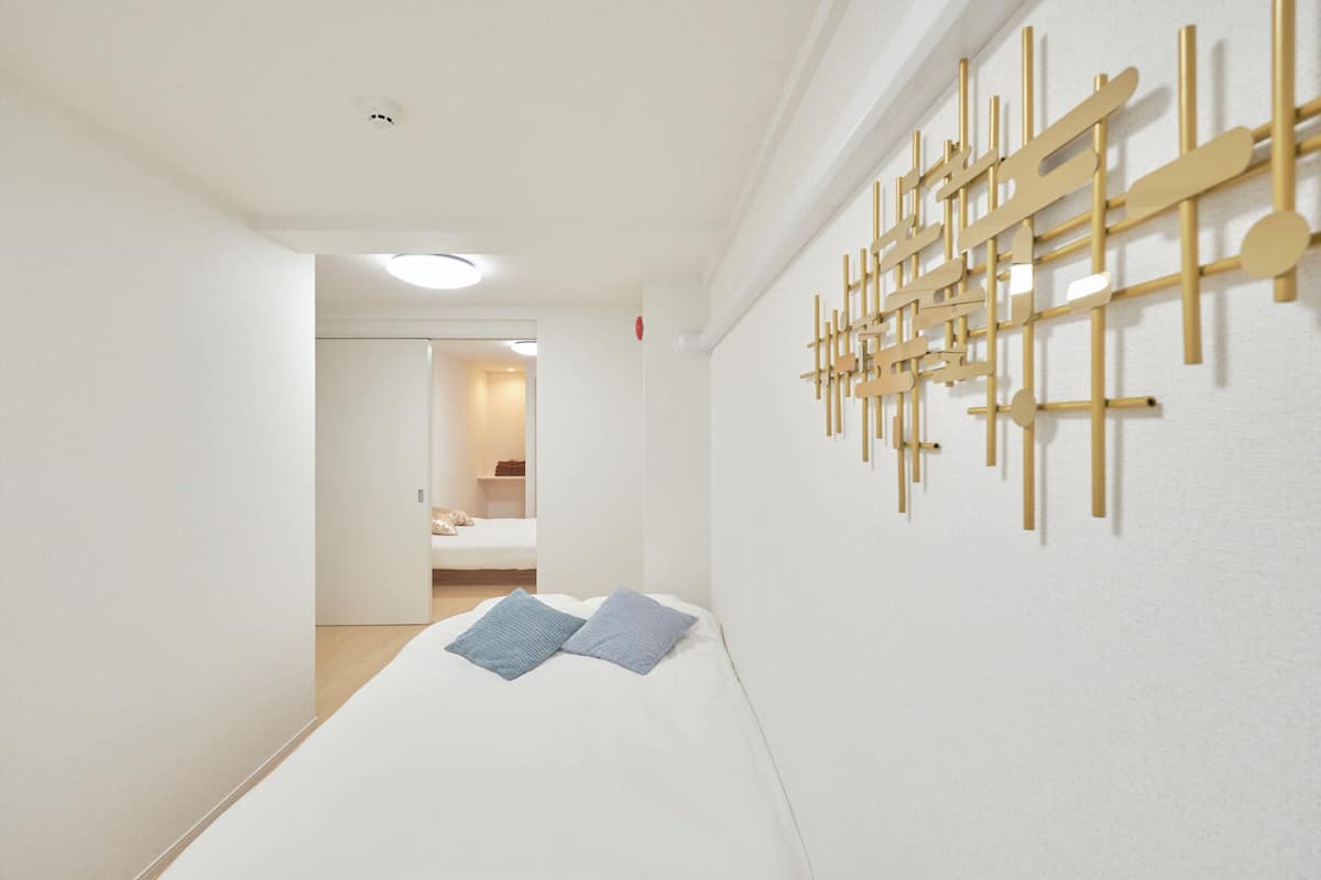 Free WiFi, bed sheets