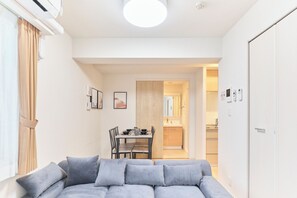 Appartement, niet-roken (C, 7-person) | Woonruimte | Flatscreentelevisie