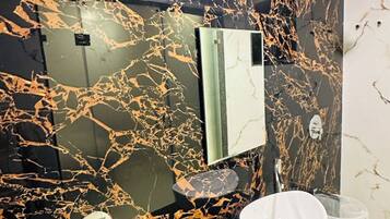 Deluxe Double Room | Bathroom