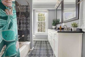 Hair dryer, towels, soap, toilet paper - Sleep 10 in this historic home in state streets (Bristol)