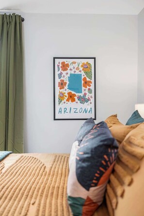 5 bedrooms, desk, iron/ironing board, WiFi - Sleep 10 in this historic home in state streets (Bristol)