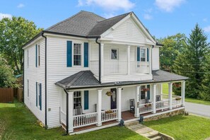 Exterior - Sleep 10 in this historic home in state streets (Bristol)