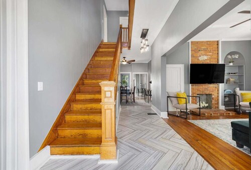 Sleep 10 in this historic home in state streets