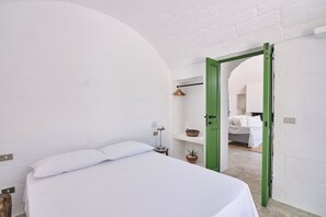 3 habitaciones, tabla de planchar con plancha y cuna de viaje 