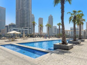 Utendørsbasseng og et oppvarmet basseng