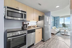 Réfrigérateur, micro-ondes, four, plaque de cuisson