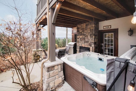 Terrace/patio. Mountain Creekside: Hot Tub: Golf