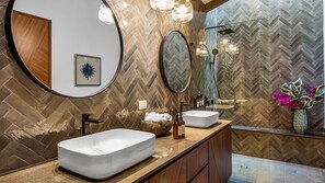 Doccia, vasca idromassaggio, asciugacapelli, bidet