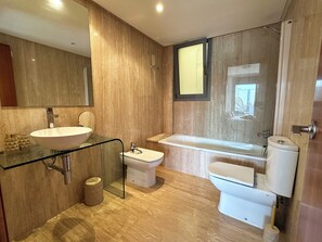 Shower, hair dryer, bidet, towels