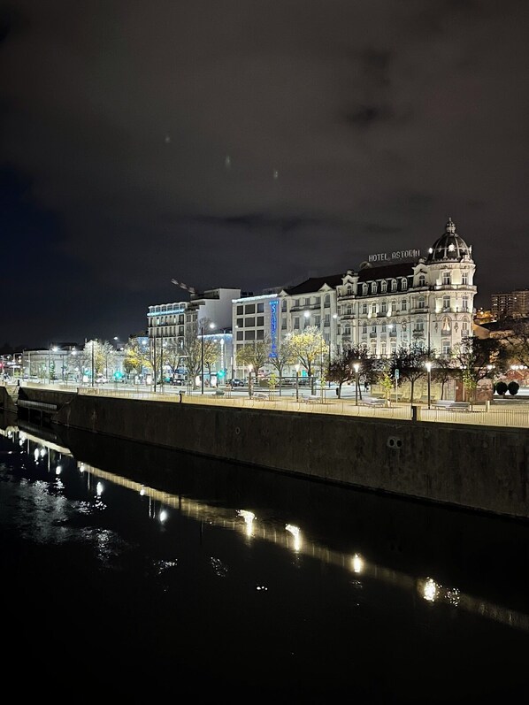 A historic hotel with a prominent dome and classical architecture, situated by a waterfront. - Design village house near River Beaches and Coimbra (Coiço)