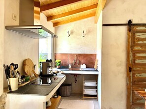 ثلاجة، موقد طهي مسطح، ماكينة لصنع القهوة/الشاي، غلّاية كهربائية