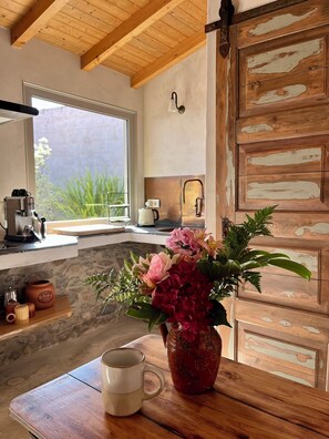 Fridge, stovetop, coffee/tea maker, electric kettle - Design village house near River Beaches and Coimbra (Coiço)