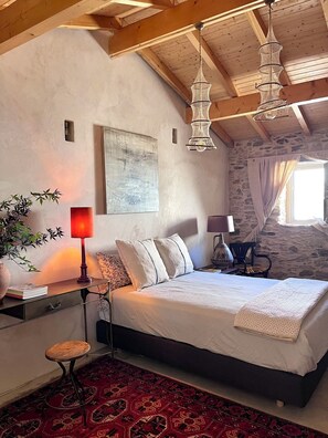 1 bedroom, desk, travel crib, free WiFi