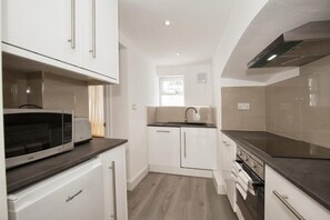 Micro-ondes, four, plaque de cuisson, lave-vaisselle