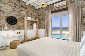 2 soverom, skrivebord, strykejern/-brett og reiseseng for barn