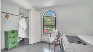 3 slaapkamers, een strijkplank/strijkijzer, reisbedje, wifi