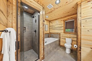 Dusche, Haartrockner, Handtücher, Shampoo