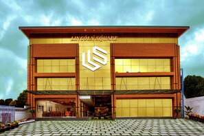 Front of property - Hotel Lincoln Square (Peermade)